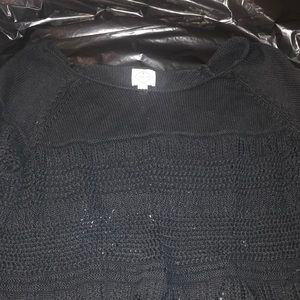 Quarter sleeve, navy blue. See through sweater